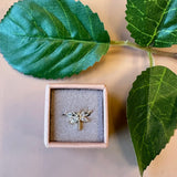 ONE PIECE ØRESTIK 7 FORSKELLIGE VARIANTER I GULD
Søde små one piece ørestikker i 7 forskellige varianter fra Friihof+Siig. De er belagt med 16 karat guld. Du vælger det ønskede varianter i menuen.
Ørestik
One piece
Belagt med 16 karat guld
Materiale: Messing belagt med 16 karat guld.
Mærke: Friihof+Siig