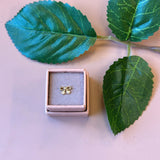 ONE PIECE ØRESTIK 7 FORSKELLIGE VARIANTER I GULD
Søde små one piece ørestikker i 7 forskellige varianter fra Friihof+Siig. De er belagt med 16 karat guld. Du vælger det ønskede varianter i menuen.
Ørestik
One piece
Belagt med 16 karat guld
Materiale: Messing belagt med 16 karat guld.
Mærke: Friihof+Siig