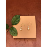 Guldbelagt åben creol med fine perlemors perler samt guld perler set liggende