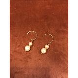 Guldbelagt åben creol med fine perlemors perler samt guld perler set liggende