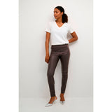 Chokolade brune coatede jeggings med elastik i taljen set forfra på kaffe model