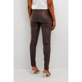 Chokolade brune coatede jeggings med elastik i taljen set bagfra på kaffe model