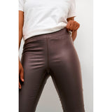 Chokolade brune coatede jeggings med elastik i taljen set tæt på elastikken