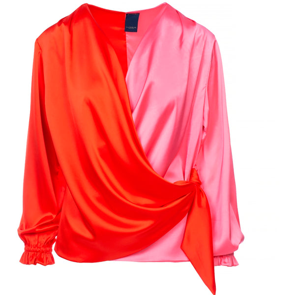 Flot to farvet bluse fra one two luxzuz i rød og lyserød den har lange ærmer som afsluttes med elastikk drapperinger og bindes i siden set forfra