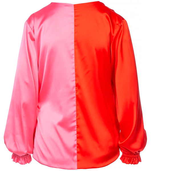 Flot to farvet bluse fra one two luxzuz i rød og lyserød den har lange ærmer som afsluttes med elastikk drapperinger og bindes i siden set bagfra