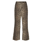 ANNA PANTS LEO
Anna pants i fint denim leopardprint fra Prepair. Bukserne har en afslappet pasform og med en let vidde i benene og har to sidelommer samt pyntelommer bagpå. Bukserne er med lynlås og en enkelt knap.
Leo bukser
Afslappet pasform
Let vidde ben
Macthende jakke
Størrelsesguide: Bukserne er normale i størrelsen.