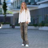 ANNA PANTS LEO
Anna pants i fint denim leopardprint fra Prepair. Bukserne har en afslappet pasform og med en let vidde i benene og har to sidelommer samt pyntelommer bagpå. Bukserne er med lynlås og en enkelt knap.
Leo bukser
Afslappet pasform
Let vidde ben
Macthende jakke
Størrelsesguide: Bukserne er normale i størrelsen.