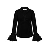 ASTAGO SHIRT BLACK
Elegant og feminint skjorte fra Gossia. Skjorten er med v- formet åbning foran, lange ærmer, der afsluttes med voluminøse flæser ved manchetterne. Pasformen er figursyet og har en lækker blød og let kvalitet.
V-udskæring, lange ærmer, flæser
Figursyet
Sort
Fåes også i hvid
Størrelsesguide: Asta shirt er normal til lille i størrelsen, svinger du mellem 2 størrelser, anbefaler vi du tager den størreste 