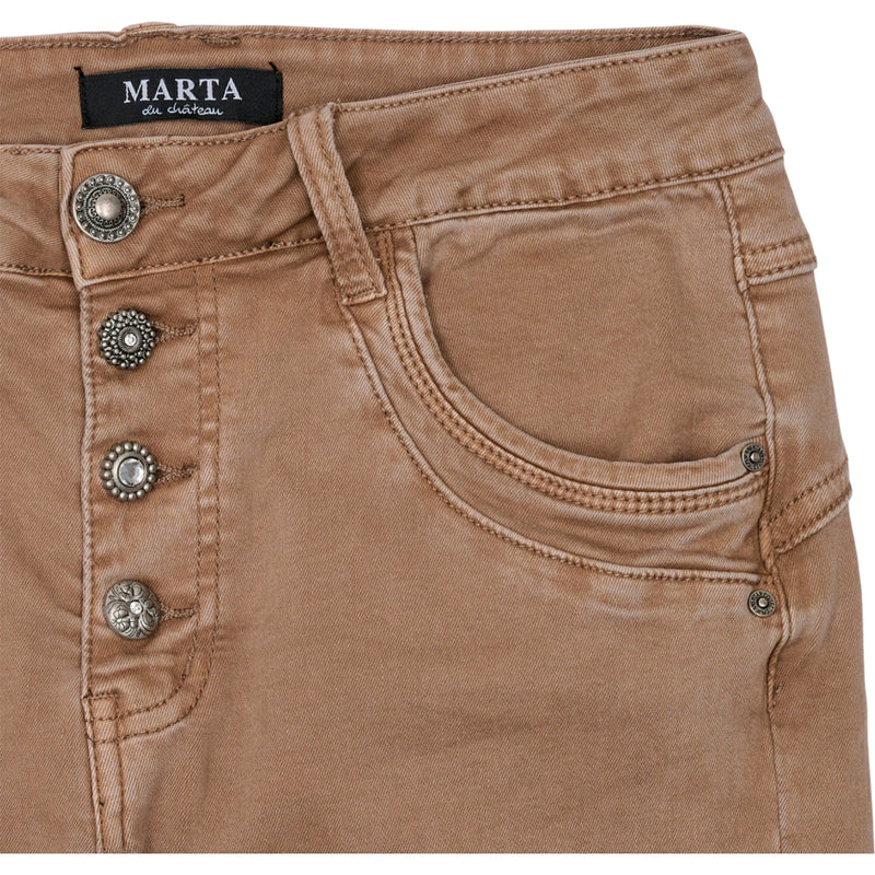 Brune jeans fra marta med fire knapper ned fortil lommer og smalle ben set tæt på side lommer