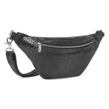 BUMBAG BLACK CROCO
Blød og lækker bumbag fra Depeche. Tasken har et større lynlåslomme foran. Lynlåsene er rå og ru i looket, hvilket giver et cool look. Denne bumbag kan bruges både som crossover og som bæltetaske. Indvendigt har den et stort rum med god plads, en lomme med lynlås.
Lækker og blød kvalitet
Sølv lynlåse
Justerbar rem
Crossover og bæltetaske i én
Krokodille print
100% læder
Størrelsesguide: H: 16 x B: 35 x D: 7 cm.