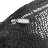 BUMBAG BLACK CROCO
Blød og lækker bumbag fra Depeche. Tasken har et større lynlåslomme foran. Lynlåsene er rå og ru i looket, hvilket giver et cool look. Denne bumbag kan bruges både som crossover og som bæltetaske. Indvendigt har den et stort rum med god plads, en lomme med lynlås.
Lækker og blød kvalitet
Sølv lynlåse
Justerbar rem
Crossover og bæltetaske i én
Krokodille print
100% læder
Størrelsesguide: H: 16 x B: 35 x D: 7 cm.