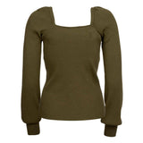 Army grøn rib bluse med firkantet udskæring og lange ærmer som afsluttes med ribkanter set bagfra
