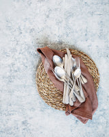 Bordskåner med et viskestykke hvor der ligger bestik på