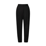 ATALIEGO PANTS BLACK
AtalieGO tailored pants i blødt polyester fra Gossia. Bukserne har elastikbånd i taljen og 2 lommer. Bukserne er designet med læg som ligger med et flot snit, hvor læg er stukket 9 cm ned fra taljen. Dette er med til at give en flad mave.
Elastikbånd i taljen, 2 lommer, læg med flot snit (stukket 9 cm) ned fra taljen.
Loos fit
Klassisk sort
Størrelsesguide: AtalieGO Pants er normal i størrelsen. 