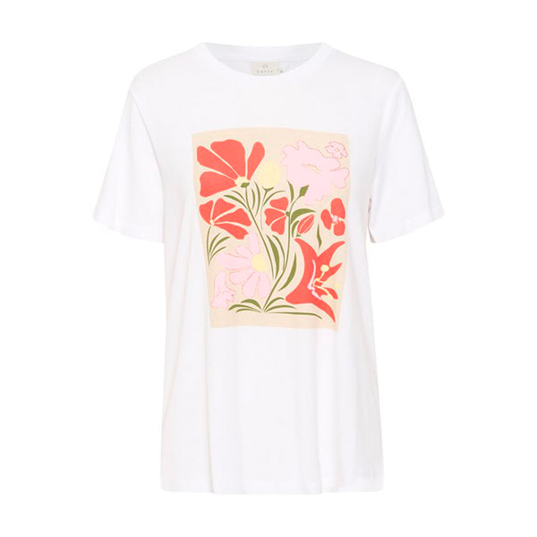Hvid t-shirt med blomsterprint i rosa og orange den har rund hals og korte ærmer set forfra