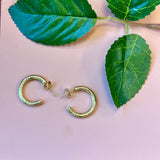 CREOL I BANKET LOOK GULDBELAGT
Fine creol fra Friihof+Siig. De er guld farvet og har en banket look.
Hoops
Guld farvet
Måler ca. 2 cm.
Materiale: Messing og forgyldt med 16 karat guld.