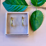 CREOL I BANKET LOOK GULDBELAGT
Fine creol fra Friihof+Siig. De er guld farvet og har en banket look.
Hoops
Guld farvet
Måler ca. 2 cm.
Materiale: Messing og forgyldt med 16 karat guld.