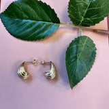 FRIIHOF+SIIG DRÅBEFORMET ØRESTIKKER MED RILLER GULDBELAGT
Smukke dråbeformet ørestikker i guldbelagt fra Friihof+Siig. Hele dråben er rillet.
Dråbeform og riller
Ørestikker
Guld
Måler ca. 1,5 cm.
Materiale: Smykkernes kerne er messing, belagt med 16 karat guld