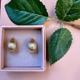 FRIIHOF+SIIG DRÅBEFORMET ØRESTIKKER MED RILLER GULDBELAGT
Smukke dråbeformet ørestikker i guldbelagt fra Friihof+Siig. Hele dråben er rillet.
Dråbeform og riller
Ørestikker
Guld
Måler ca. 1,5 cm.
Materiale: Smykkernes kerne er messing, belagt med 16 karat guld