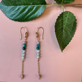 FRIIHOF+SIIG PERLE ØRERING MED HÆNGENDE PERLE OG KÆDE
Super søde perle øreringe med ruder udfyldt med sten og 6 perler, det hængende i en kæde og afsluttes med en perle fra Friihof+Siig.
Ruder med sten og perler, samt kæde
Måler ca. 6,5 cm.
Guldbelagt
Materiale: Messing og forgyldt med 16 karat guld.