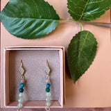 FRIIHOF+SIIG PERLE ØRERING MED HÆNGENDE PERLE OG KÆDE
Super søde perle øreringe med ruder udfyldt med sten og 6 perler, det hængende i en kæde og afsluttes med en perle fra Friihof+Siig.
Ruder med sten og perler, samt kæde
Måler ca. 6,5 cm.
Guldbelagt
Materiale: Messing og forgyldt med 16 karat guld.