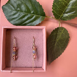 FRIIHOF+SIIG ROSE/NUDE PERLEØRERING MED KÆDE BAGPÅ IGULDBELAGT
Smukke forgyldte øreringe fra Friihof+Siig. Den forreste del af øreringen består fem forskellig farvet perler (rose, guld og grå beige) og den bagerste del af en lang kæde, som føres igennem øret og hænger bagerst. Kæden foran måler ca. 5 cm.
Ørestik og kæde
Rosa perle
Guld perle
Grå beige perle
Mærke: Friihof+Siig