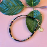 FRIIHOF+SIIG SORT/RUSTRØD PERLEARMBÅND MED FIREKANTET GLASPERLE OG GULD LÅS
Fint perlearmbånd med firekantet glasperler i farverne sort, guld, og rustrød fra Friihof+Siig. Perlerne sidder på en wire snor og har en guld lås.
Wire snor
Små perler
Måler ca. 17,5 cm.
Forlænger måler ca. 1,5 cm.
Materiale: Messing og forgyldt med 16 karat guld.