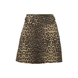 MAGNOLIA SKIRT LEOPARD
Magnolia nederdel i fint leopard print fra Prepair. Nederdelen er kort og A-formet, har en simpel silhuet, løs pasform og falder lige over knæene. Nederdelen har en bred fast linning med lynlås samt to pynte stropper med knap på hver hofte.
Leopard nederdel
A-formet, løs pasform
Fast linning med lynlås, to pynte stropper med knap
Macthende jakke