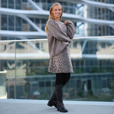 MAGNOLIA SKIRT LEOPARD
Magnolia nederdel i fint leopard print fra Prepair. Nederdelen er kort og A-formet, har en simpel silhuet, løs pasform og falder lige over knæene. Nederdelen har en bred fast linning med lynlås samt to pynte stropper med knap på hver hofte.
Leopard nederdel
A-formet, løs pasform
Fast linning med lynlås, to pynte stropper med knap
Macthende jakke