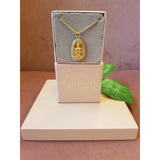 Guldbelagt halskæde med emblem der forestiller en budda den har små sten hele vejen rundt set forfra