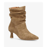 Beige ruskind støvle med spids snude og høj hæl