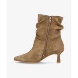 Beige ruskind støvle med spids snude og høj hæl