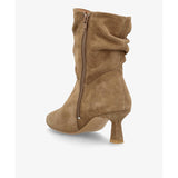 Beige ruskind støvle med spids snude og høj hæl