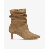 Beige ruskind støvle med spids snude og høj hæl