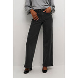 KARLA HW WIDE JEANS BLACK DEEP
Fede sort jeans fra Kaffe. Karla HW Wide jeans er i sort denim og har 4-lomme, 2 bagpå og 2 smarte foran der er firekantet. Buksen lukkes med knap og lynlås. De har en regular pasform med wide ben og masser af skøn stretch, samt en høj talje.
4-lomme model, stretchy og lynlås og knap.
Farven er sort
Høj talje
Regular fit
Wide ben
Fåes også i en medium blå
Størrelsesguide: Karla HW Wide jeans er normal til rummelig i størrelsen. Hvis du veksler mellem 2, anbefal