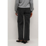 KARLA HW WIDE JEANS BLACK DEEP
Fede sort jeans fra Kaffe. Karla HW Wide jeans er i sort denim og har 4-lomme, 2 bagpå og 2 smarte foran der er firekantet. Buksen lukkes med knap og lynlås. De har en regular pasform med wide ben og masser af skøn stretch, samt en høj talje.
4-lomme model, stretchy og lynlås og knap.
Farven er sort
Høj talje
Regular fit
Wide ben
Fåes også i en medium blå
Størrelsesguide: Karla HW Wide jeans er normal til rummelig i størrelsen. Hvis du veksler mellem 2, anbefal