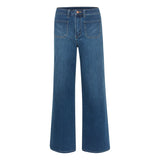 KARLA HW WIDE JEANS MEDIUM BLUE WASHED
Fede mellem blå jeans fra Kaffe. Karla HW Wide jeans er i medium denim og har 4-lomme, 2 bagpå og 2 smarte foran der er firekantet. Buksen lukkes med knap og lynlås. De har en regular pasform med wide ben og masser af skøn stretch, samt en høj talje.
4-lomme model, stretchy og lynlås og knap.
Farven er sort
Høj talje
Regular fit
Wide ben
Fåes også i en sort
Størrelsesguide: Karla HW Wide jeans er normal til rummelig i størrelsen. Hvis du veksler mellem 2, an