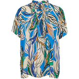 Blå bluse med læg ved bryst og v udskæring samt korte ærmer og flæser i halsen set forfra