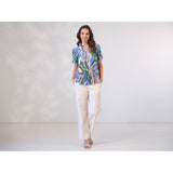 Blå bluse med læg ved bryst og v udskæring samt korte ærmer og flæser i halsen set forfra på prepair model