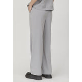 LOVE1024-12 L.GREY
LOVE1024-12 er en enkeltfarvet buks i et løstsiddende design og går lige op og ned. Bukserne har åbne lommer i hver side foran, og elastisk taljen.
Skår lommer
Elastisk i talje
Grå
Løstsiddende 