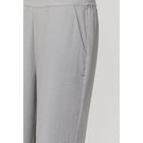 LOVE1024-12 L.GREY
LOVE1024-12 er en enkeltfarvet buks i et løstsiddende design og går lige op og ned. Bukserne har åbne lommer i hver side foran, og elastisk taljen.
Skår lommer
Elastisk i talje
Grå
Løstsiddende 