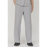 LOVE1024-12 L.GREY
LOVE1024-12 er en enkeltfarvet buks i et løstsiddende design og går lige op og ned. Bukserne har åbne lommer i hver side foran, og elastisk taljen.
Skår lommer
Elastisk i talje
Grå
Løstsiddende 