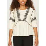 LOVE1221-110 CREAM/BLACK Sød skjortebluse med 3/4 ærmer fra LOVE&DIVINE. Skjorteblusen har fine små blonder på ærmerne og ved brystet. Skjorteblusen er også i en behagelig løstsiddende pasform, den har rund hals og de 3/4 ærme afsluttes med en lille elastik. 3/4 ærmer, elastik Blonder Råhvid Behagelig løstsiddende pasform