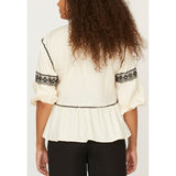 LOVE1221-110 CREAM/BLACK Sød skjortebluse med 3/4 ærmer fra LOVE&DIVINE. Skjorteblusen har fine små blonder på ærmerne og ved brystet. Skjorteblusen er også i en behagelig løstsiddende pasform, den har rund hals og de 3/4 ærme afsluttes med en lille elastik. 3/4 ærmer, elastik Blonder Råhvid Behagelig løstsiddende pasform