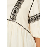 LOVE1221-110 CREAM/BLACK Sød skjortebluse med 3/4 ærmer fra LOVE&DIVINE. Skjorteblusen har fine små blonder på ærmerne og ved brystet. Skjorteblusen er også i en behagelig løstsiddende pasform, den har rund hals og de 3/4 ærme afsluttes med en lille elastik. 3/4 ærmer, elastik Blonder Råhvid Behagelig løstsiddende pasform