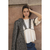 LOVE1221-110 CREAM/BLACK Sød skjortebluse med 3/4 ærmer fra LOVE&DIVINE. Skjorteblusen har fine små blonder på ærmerne og ved brystet. Skjorteblusen er også i en behagelig løstsiddende pasform, den har rund hals og de 3/4 ærme afsluttes med en lille elastik. 3/4 ærmer, elastik Blonder Råhvid Behagelig løstsiddende pasform