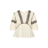 LOVE1221-110 CREAM/BLACK Sød skjortebluse med 3/4 ærmer fra LOVE&DIVINE. Skjorteblusen har fine små blonder på ærmerne og ved brystet. Skjorteblusen er også i en behagelig løstsiddende pasform, den har rund hals og de 3/4 ærme afsluttes med en lille elastik. 3/4 ærmer, elastik Blonder Råhvid Behagelig løstsiddende pasform