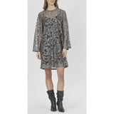 LOVE1263 804 SILVER GREY
En kort løstsiddende transparent kjole fra LOVE&DIVINE. Kjolen er i et blomster mønster og har en aftagelig underkjole
Rund hals, 7/8 ærmer, underkjole og løstsiddende
Transparent med underkjole
Blomster mønster
Sølv grå
Størrelsesguide: Kjolen er normale i størrelsen.