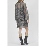LOVE1263 804 SILVER GREY
En kort løstsiddende transparent kjole fra LOVE&DIVINE. Kjolen er i et blomster mønster og har en aftagelig underkjole
Rund hals, 7/8 ærmer, underkjole og løstsiddende
Transparent med underkjole
Blomster mønster
Sølv grå
Størrelsesguide: Kjolen er normale i størrelsen.