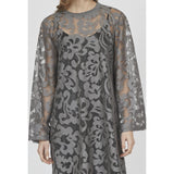 LOVE1263 804 SILVER GREY
En kort løstsiddende transparent kjole fra LOVE&DIVINE. Kjolen er i et blomster mønster og har en aftagelig underkjole
Rund hals, 7/8 ærmer, underkjole og løstsiddende
Transparent med underkjole
Blomster mønster
Sølv grå
Størrelsesguide: Kjolen er normale i størrelsen.